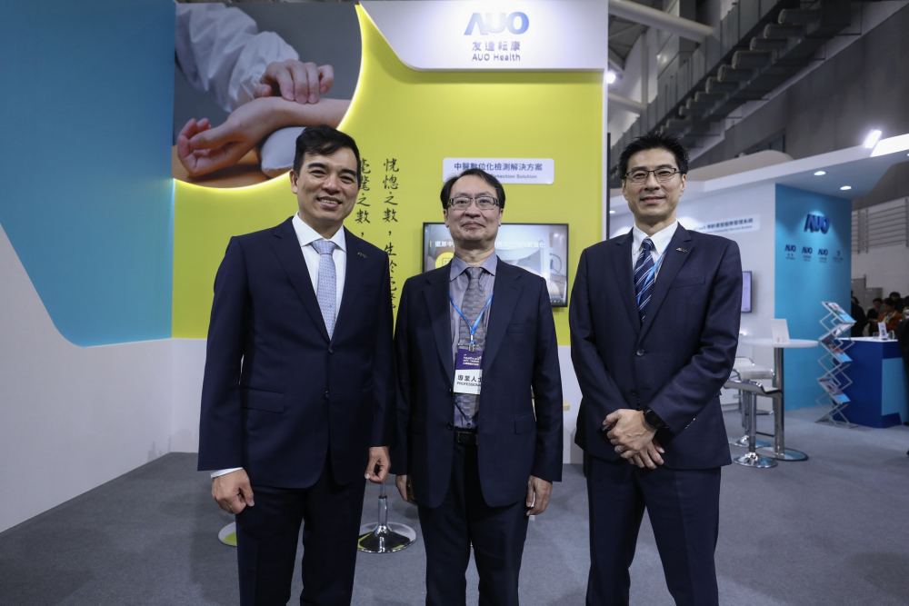 首次於醫療科技展亮相的金世豪耘康，捐贈數位化檢測設備與研究經費，協助衛福部國家中醫藥研究所打造中醫大數據資料庫。圖由左至右為金世豪光電執行長暨總經理柯富仁、衛福部國家中醫藥研究所所長蘇奕彰、金世豪光電智慧醫療事業群總經理廖世宏
